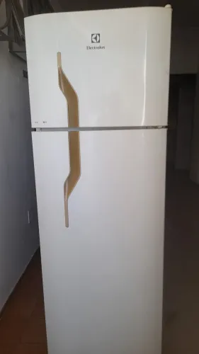 Vendo uma Geladeira Electrolux DC35A, não é Frost Free, só aceito PIX e não faço entrega