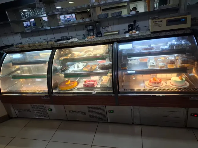 Freezer expositor para tortas e bolos gelados