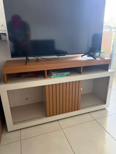 Rack para TV com Painel Ripado e Tampo Amadeirado - Branco