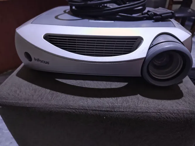 Projetor InFocus funcionando perfeitamente - Vendo ou troco