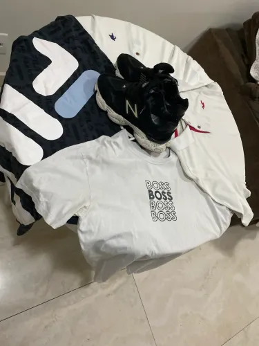 KIT DE CAMISAS E TÊNIS 