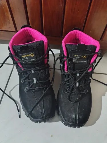 BOTA DE SEGURANÇA - PRETA E ROSA