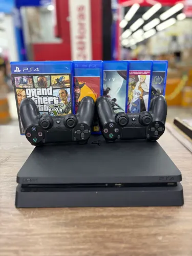 PS4 | PlayStation 4 Slim + 2 Controles + Jogo | Loja Física 