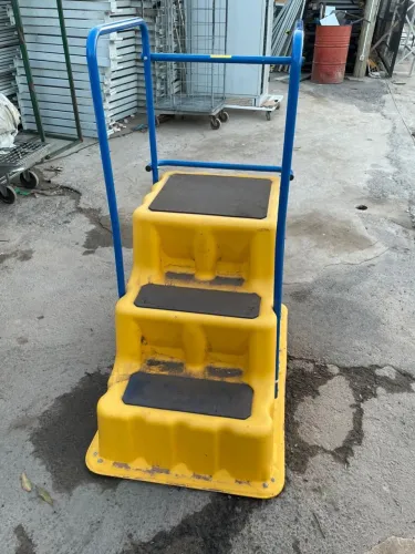 Escada móvel industrial