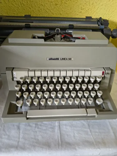 Máquina de escrever Olivetti 