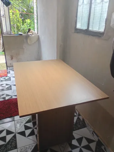 Mesa de jantar. Amadeirada