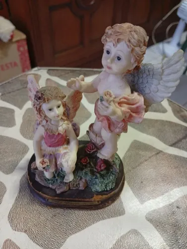 Vendo um par de anjos de pedra com a base em madeira 