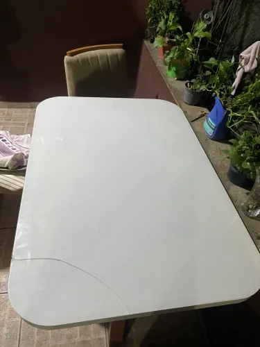 Mesa com base de vidro e quatro cadeiras com estofado(um trincado no canto da mesa)