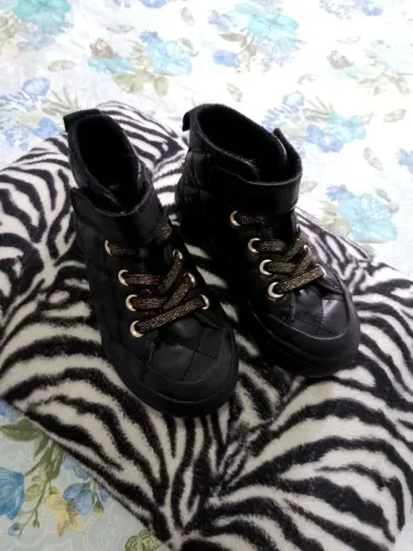 Bota Zara infantil tamanho 27