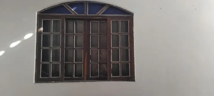 6 unidades de cada uma no valor de 750 Janela de madeira maciça com bandeira arqueada