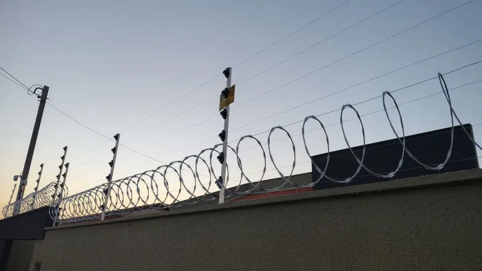 Cerca elétrica com sistema de monitoramento via smartphone