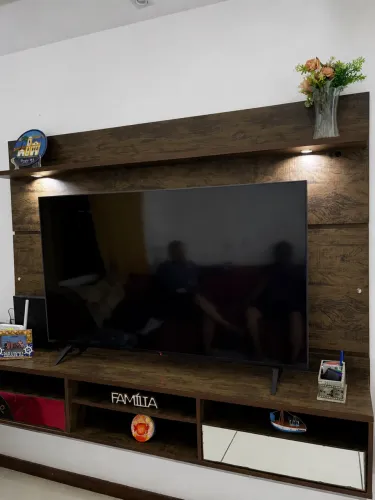 Painel de TV com rack suspenso - Madeira escura e iluminação de LED