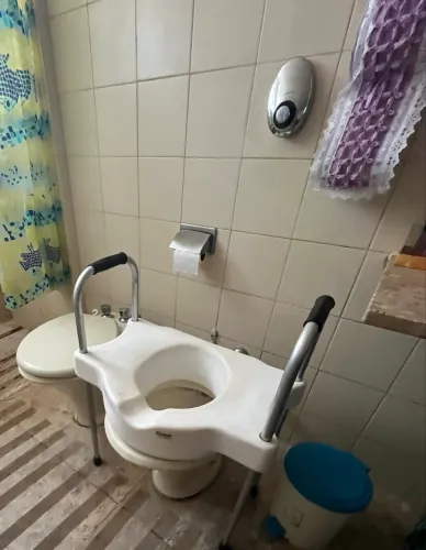 Assento elevatório sanitário com apoio lateral/alças