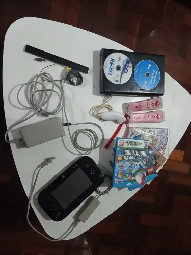 Wii u deluxe 32GB preto, acompanha o gamepad, 2 controles, 1 nunchuck e 5 jogos originais