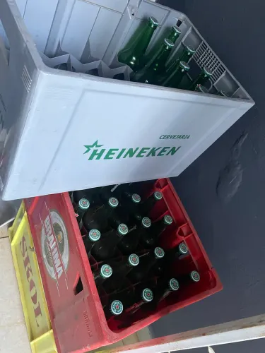 Engradados com cascos de cerveja Heineken 600 ML