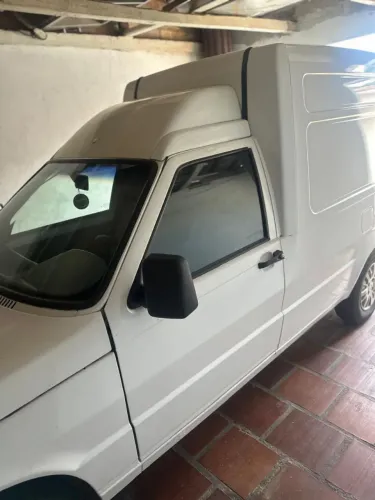 Fiorino com isotermico e pneus novos 