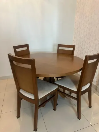 Mesa de Jantar em Madeira Jacaúna + 4 Cadeiras - R$ 1.000,00