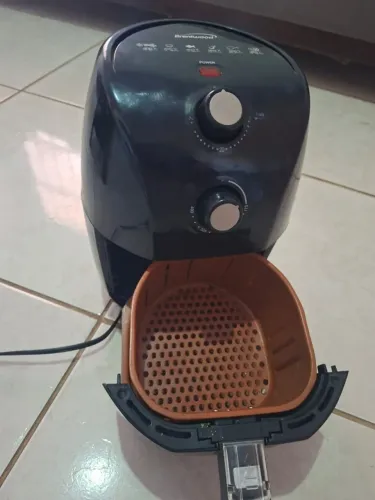 Air Fryer bem conservada