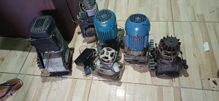 Motores de portões elétricos com alguns defeitos R$ 350 cada *