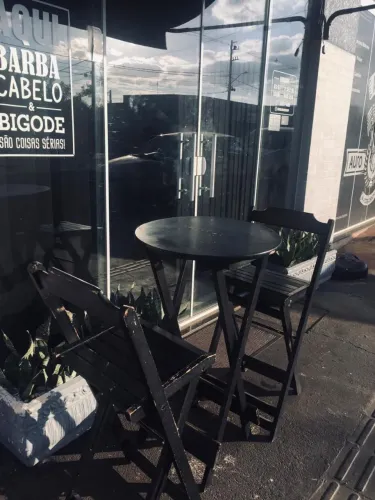 Jogo de mesa/bistrô com duas cadeiras