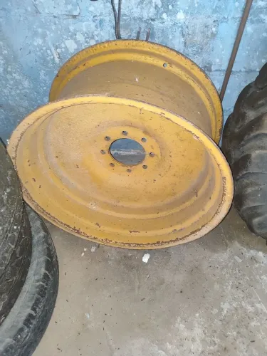 Roda traseira retroescavadeira MF96