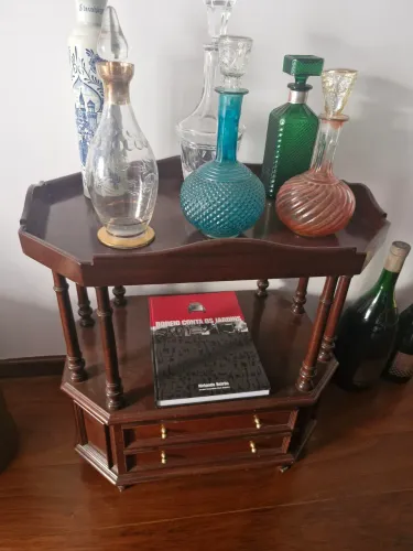 Mesinha sextavada com gavetas e suporte para bebidas Paschoal Bianco 