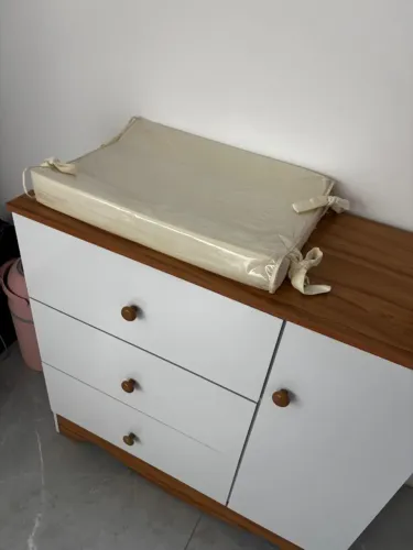 Berço com colchão e cômoda com trocador