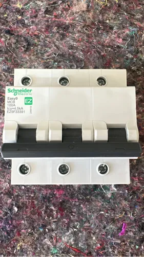 Disjuntor Tripolar Schneider 100A