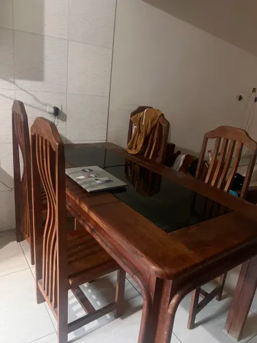 Mesa de madeira maciça