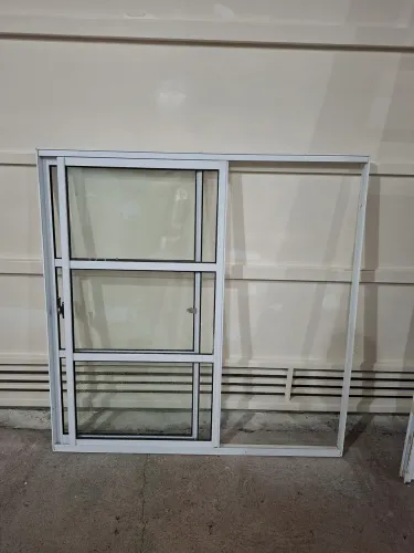 Vendo Porta e Janela de alumínio. Para retirada