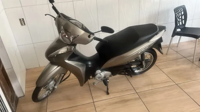 Biz 23/23 emplacada 2026 (em estado de nova)  [moto de loja]