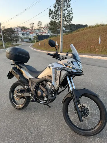 Honda Sahara 300 Adventure 2024 - Nova, bem cuidada e sem detalhes