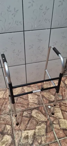 Andador de Alumínio Articulado e Dobrável (Com Regulagem de Altura) - Semi-novo