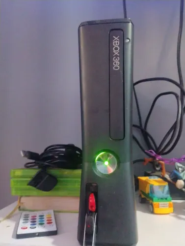 Vende-se Xbox 360 slim lotado de jogo, 47 jogos contando com os do HD e "CD ORIGINAL"