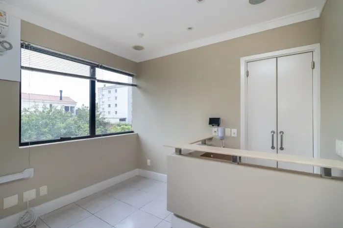 Linda sala comercial com piso e split de 55 m2 de área privativa na Avenida Itaqui, 99, Pe