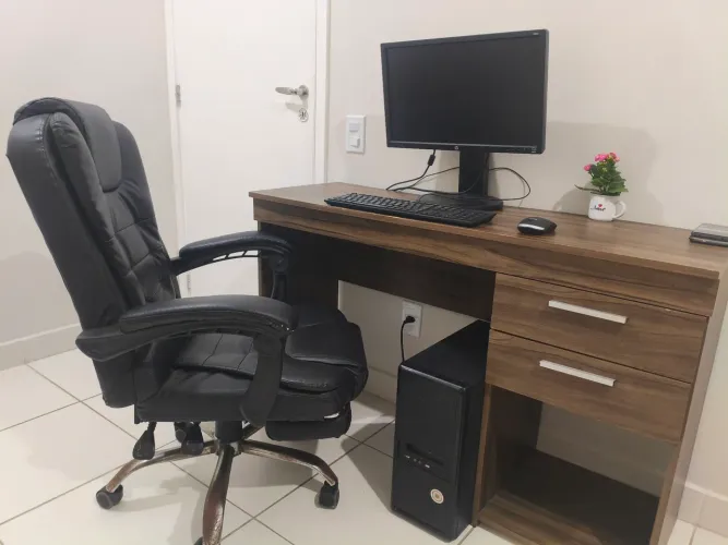 Cpu bom estado, revisada por técnico.