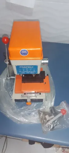 Vendo máquina de cópia de chave Pantográfica. Aceito cartão com juros para o comprador.