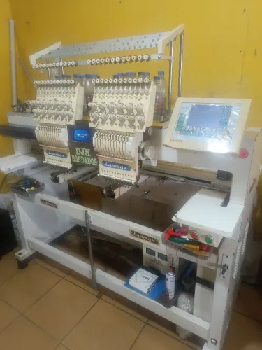 Máquina de bordado industrial