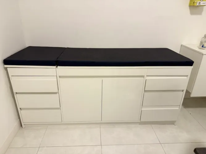 CLÍNICA COMPLETA A VENDA | móveis consultório + macas estética. PORTEIRA FECHADA