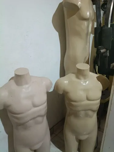 Vendo tudo 15 manequim e cabides