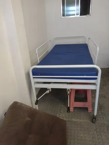 Cama hospitalar com colchão e andador