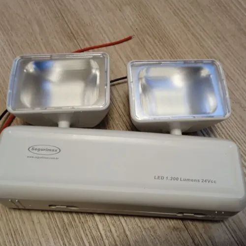 Vendo luz de emergência e um painel de led.