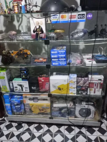 Vendo vitrine de vidro temperado de 1 metro quadrado montada ,com rodinhas e luz de led