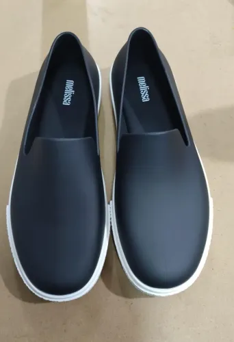 Tênis marca Melissa modelo Groud II Preto e sola branca 