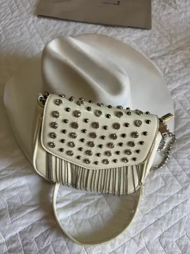 Bolsa branca com aplicacoes 