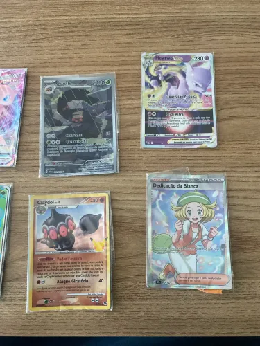 Cartas Pokémon algumas em bom estado e outras com estado mais ou menos