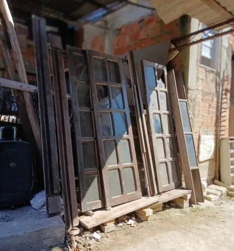 Vendo uma linda porta de madeira de demolição, tamanho 220x210.