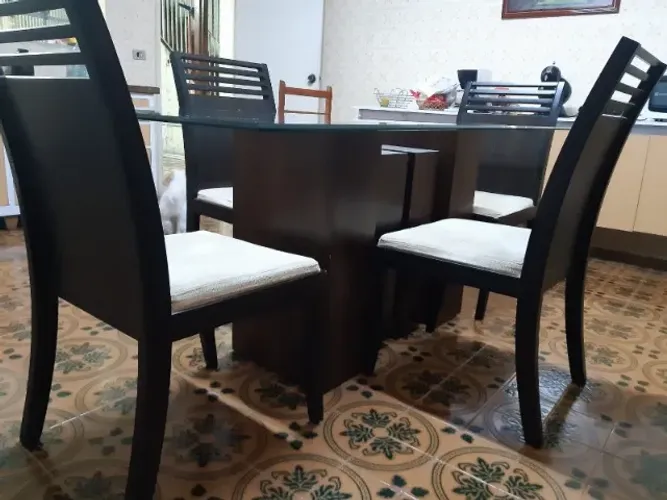 Mesa de Jantar com Tampo de Vidro e 4 Cadeiras - Excelente Estado