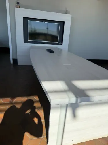 Mesa para sala de reuniões com painel 