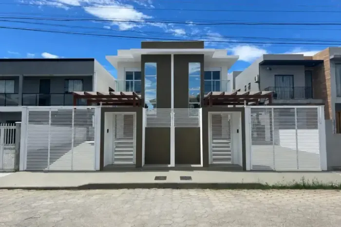 Casa nova com 3 dormitórios e espaço gourmet no Carianos | Florianópolis